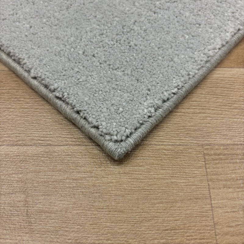 Tapis sur mesure gris clair anti taches 100% polypropylène
