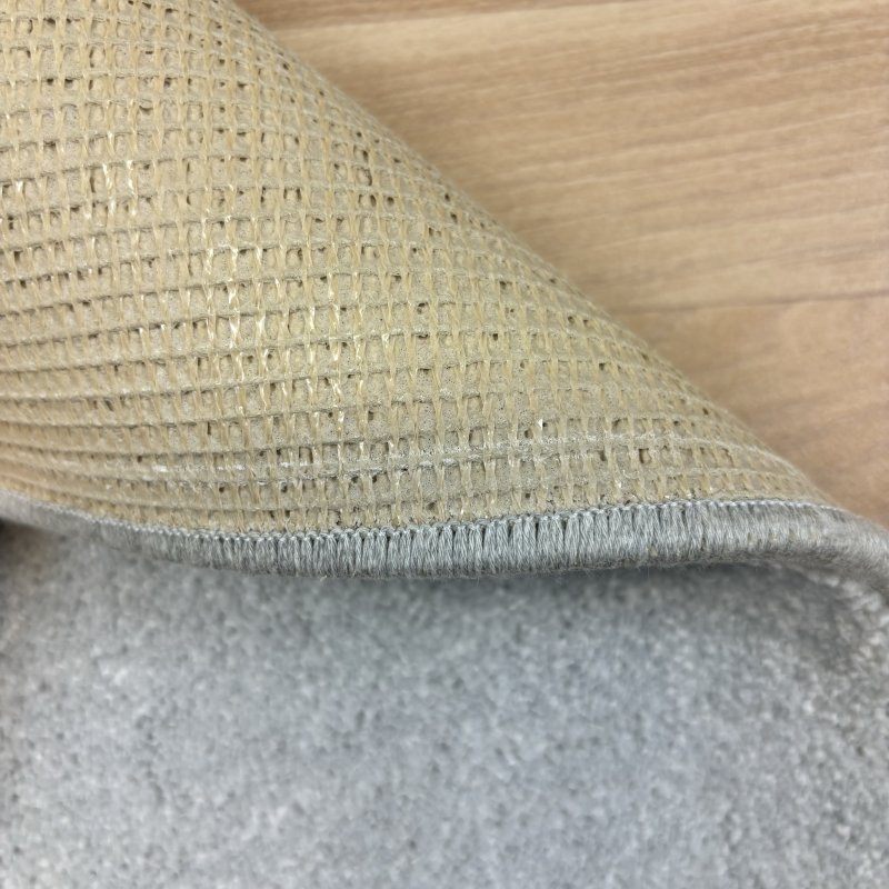 Tapis sur mesure gris clair anti taches 100% polypropylène