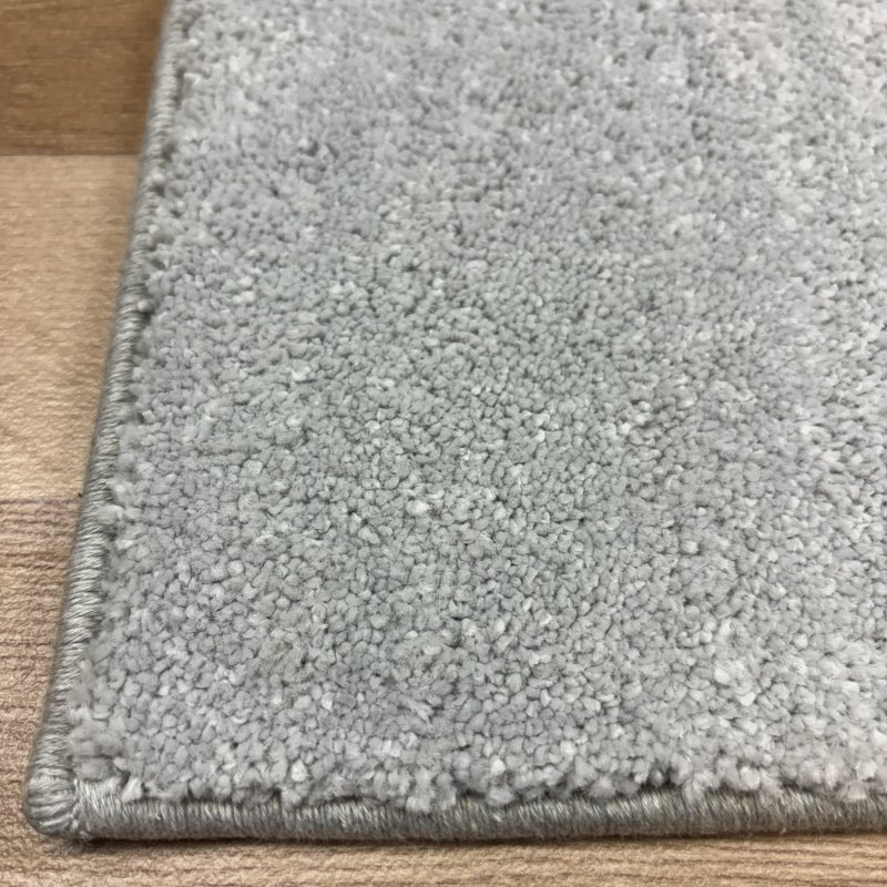 Tapis sur mesure gris clair anti taches 100% polypropylène