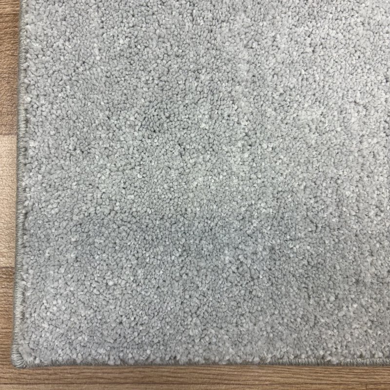 Tapis sur mesure gris clair anti taches 100% polypropylène