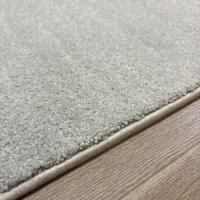 Tapis sur mesure ivoire anti taches 100% polypropylène