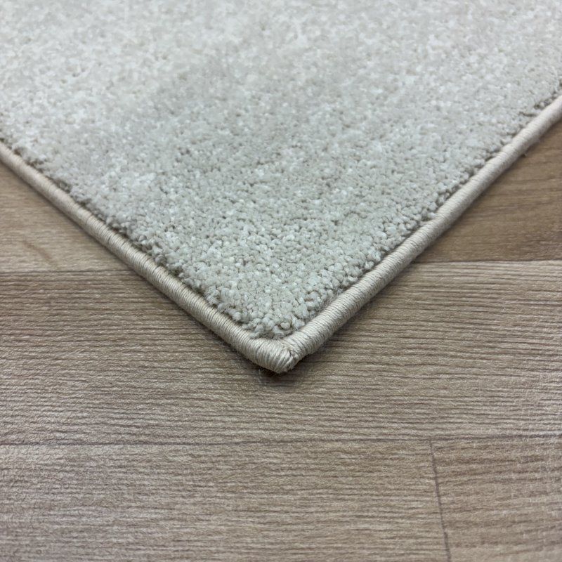 Tapis sur mesure ivoire anti taches 100% polypropylène