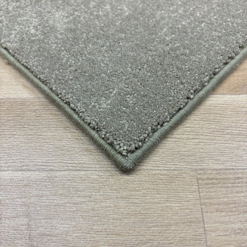 Tapis sur mesure beige anti taches 100% polypropylène