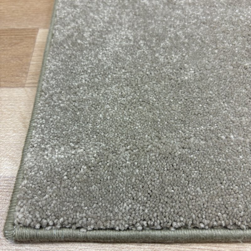 Tapis sur mesure beige anti taches 100% polypropylène