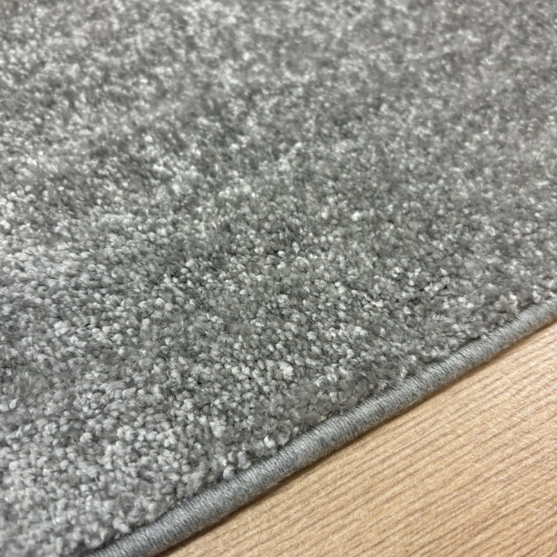 Tapis sur mesure gris clair 100% polyester par Inspiration Luxe