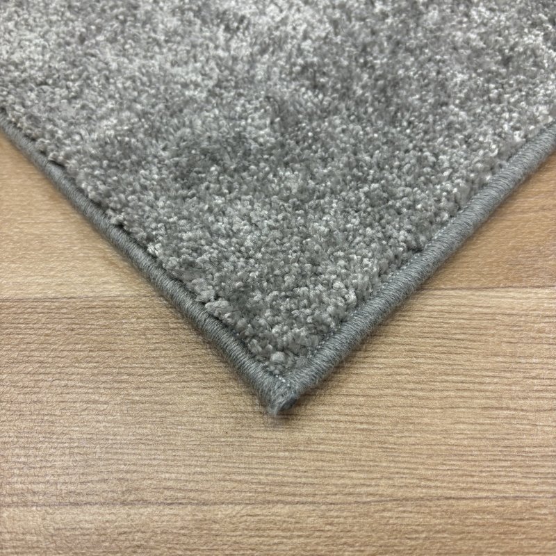 Tapis sur mesure gris clair 100% polyester par Inspiration Luxe