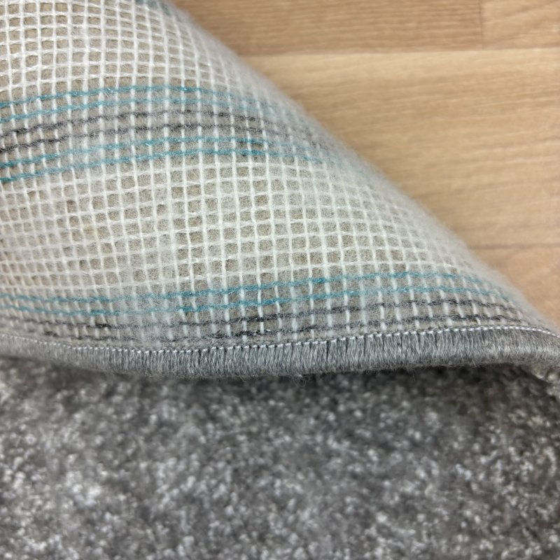 Tapis sur mesure gris clair 100% polyester par Inspiration Luxe