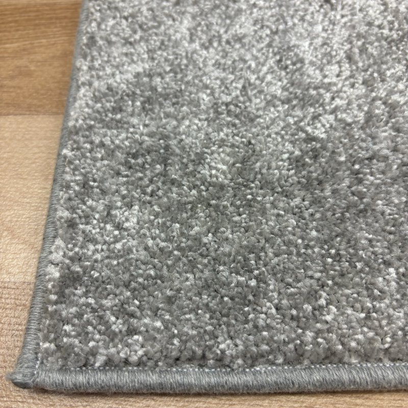 Tapis sur mesure gris clair 100% polyester par Inspiration Luxe