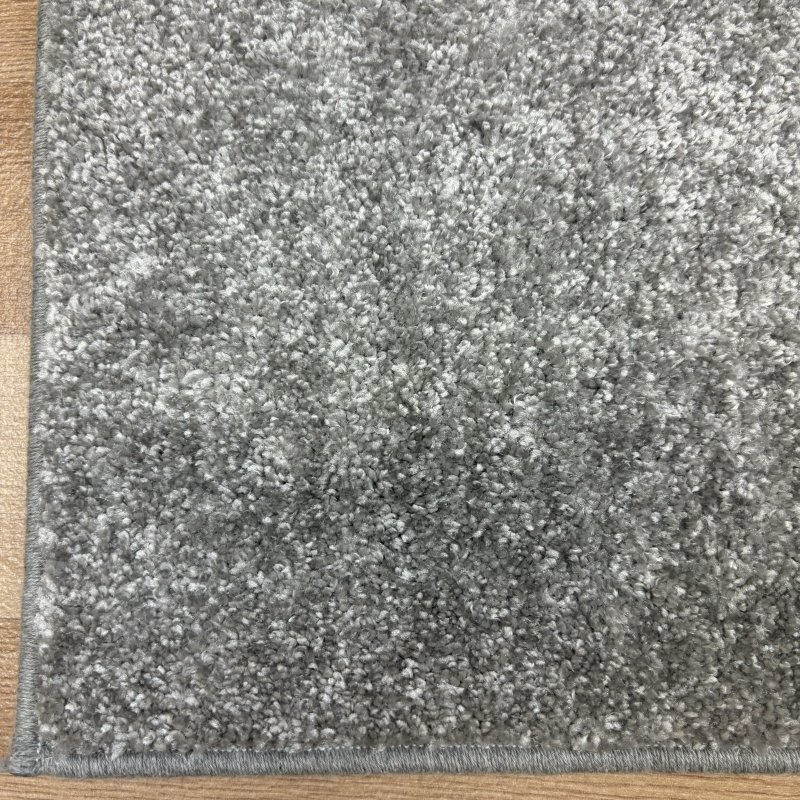 Tapis sur mesure gris clair 100% polyester par Inspiration Luxe