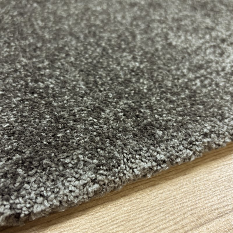 Tapis sur mesure moelleux gris anthracite 100% polyester