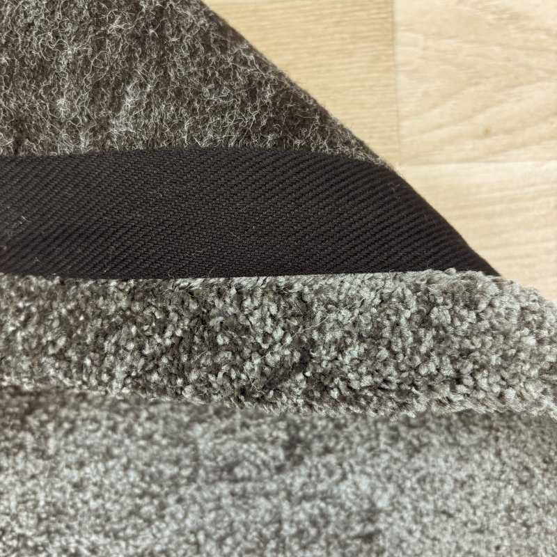 Tapis sur mesure moelleux gris anthracite 100% polyester