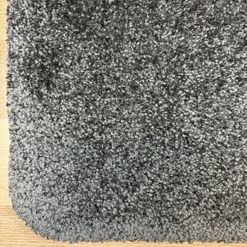 Tapis sur mesure moelleux gris anthracite 100% polyester
