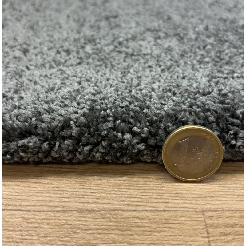 Tapis sur mesure moelleux gris anthracite 100% polyester