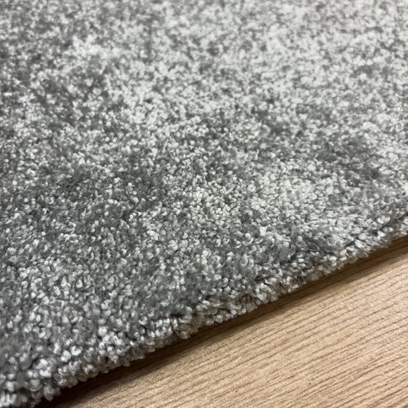 Tapis sur mesure moelleux gris clair 100% polyester