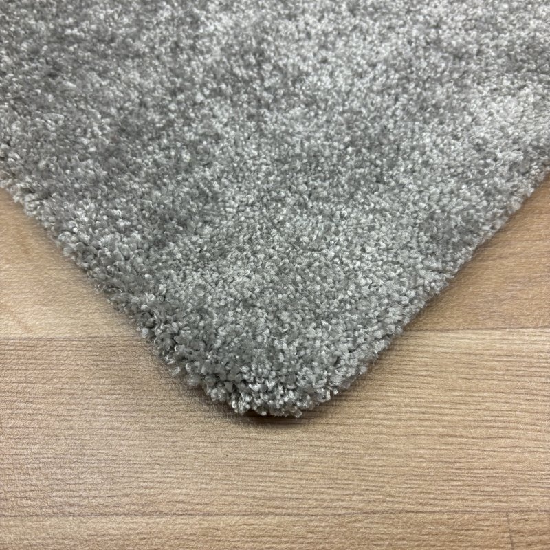 Tapis sur mesure moelleux gris clair 100% polyester