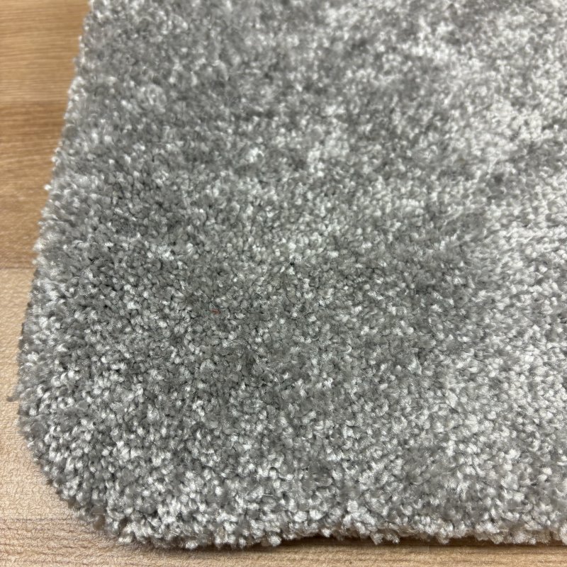 Tapis sur mesure moelleux gris clair 100% polyester