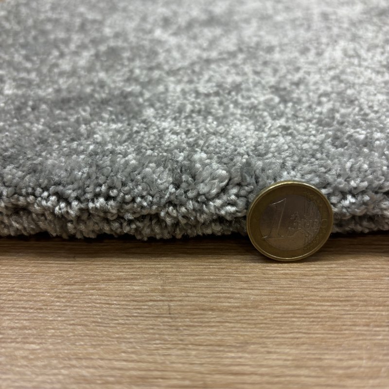 Tapis sur mesure moelleux gris clair 100% polyester