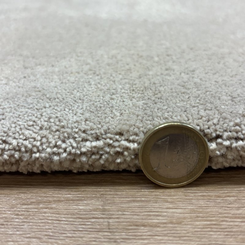 Tapis sur mesure très doux beige effet viscose