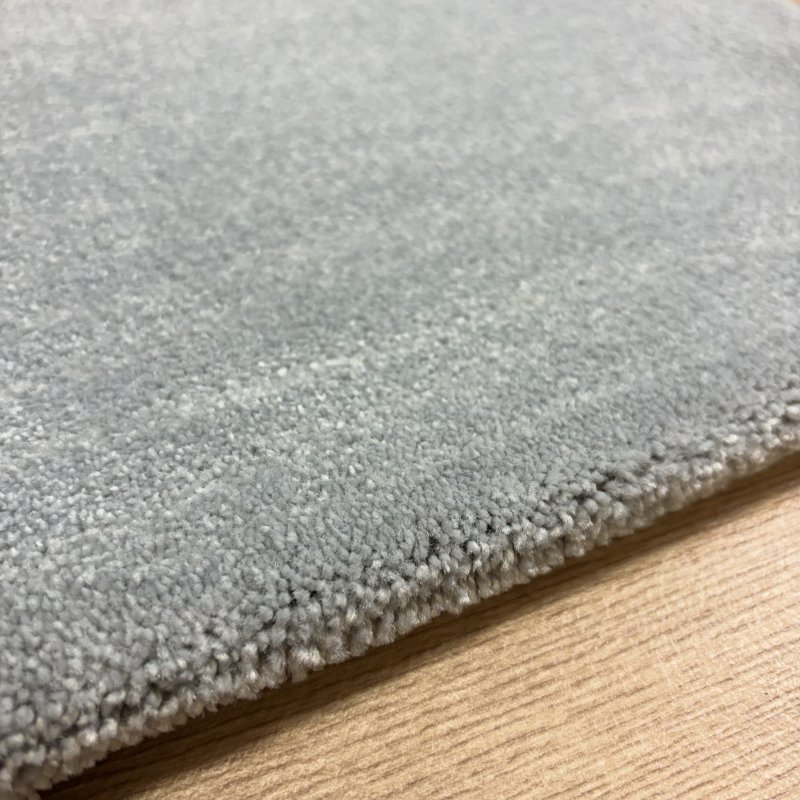 Tapis sur mesure très doux gris clair effet viscose