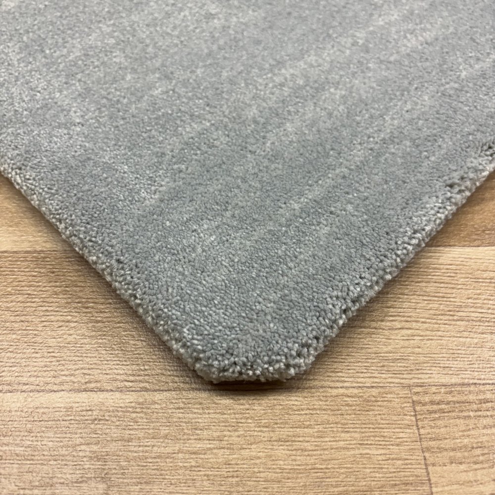 Tapis sur mesure très doux gris clair effet viscose