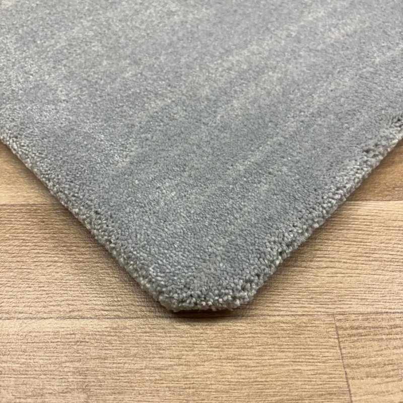 Tapis sur mesure très doux gris clair effet viscose
