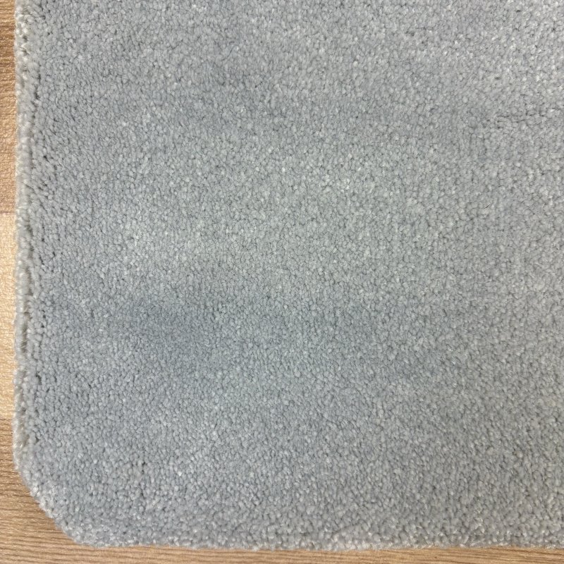 Tapis sur mesure très doux gris clair effet viscose