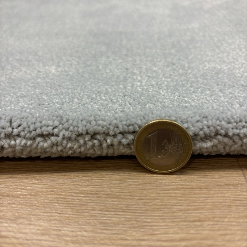 Tapis sur mesure très doux gris clair effet viscose