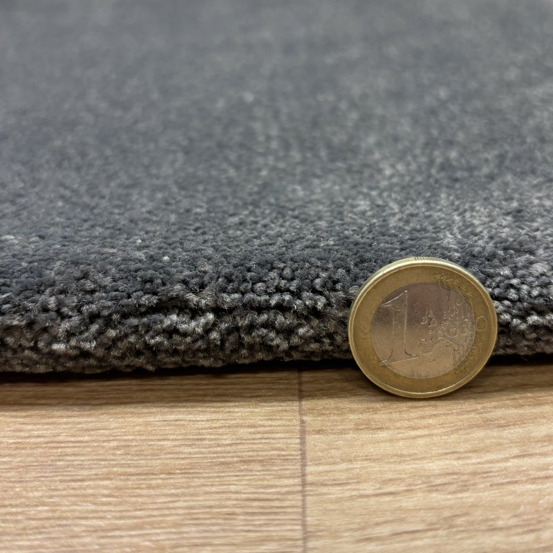 Tapis sur mesure très doux gris anthracite effet viscose