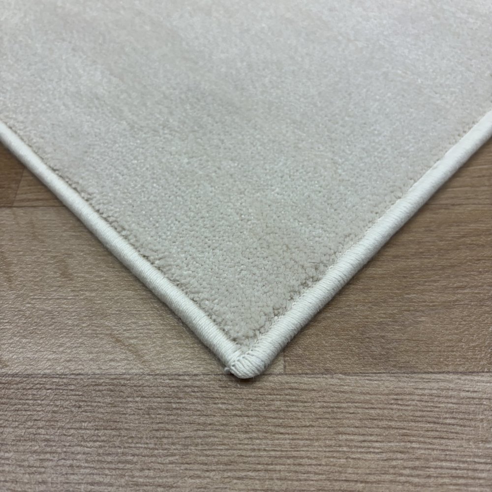 Tapis sur mesure très doux ivoire effet viscose 100% polyamide