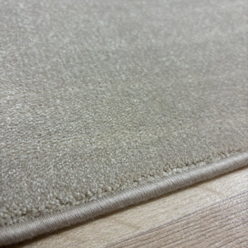 Tapis sur mesure très doux beige effet viscose 100% polyamide