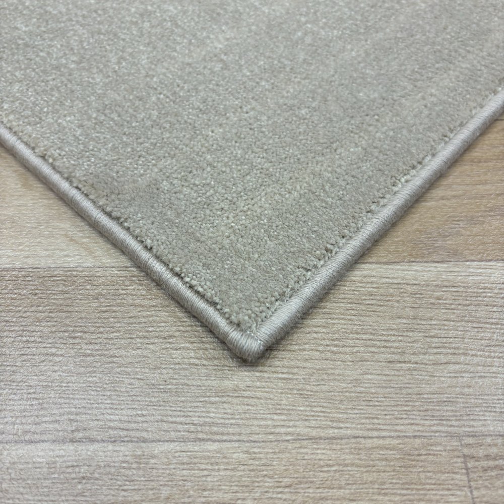Tapis sur mesure très doux beige effet viscose 100% polyamide