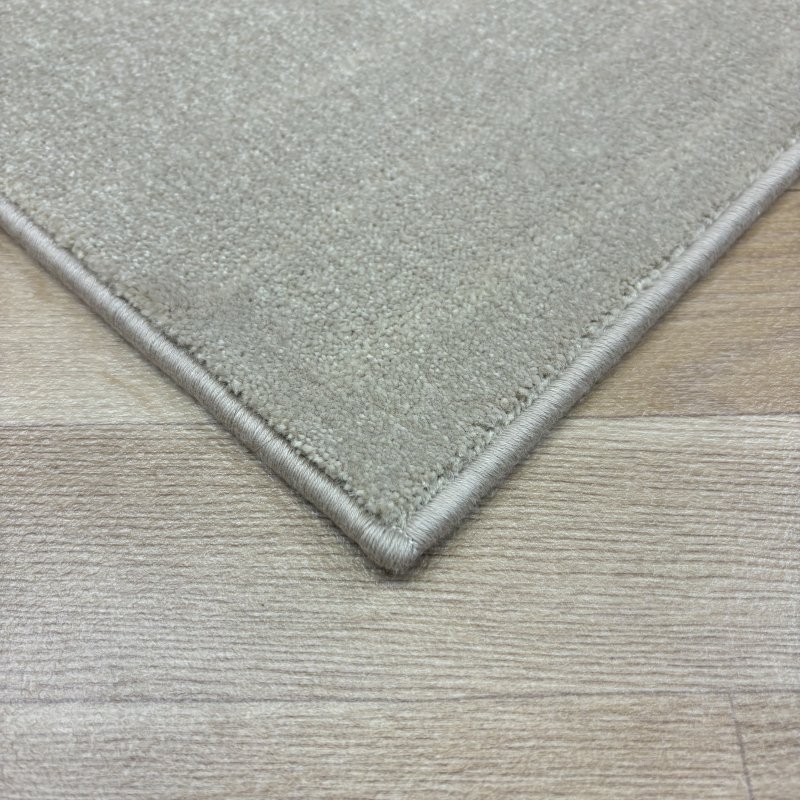 Tapis sur mesure très doux beige effet viscose 100% polyamide