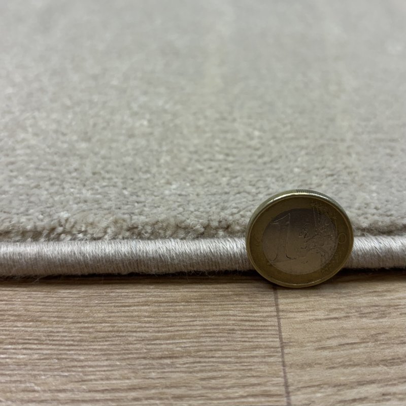 Tapis sur mesure très doux beige effet viscose 100% polyamide