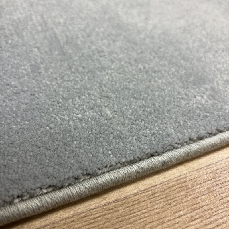 Tapis sur mesure très doux gris clair effet viscose 100% polyamide