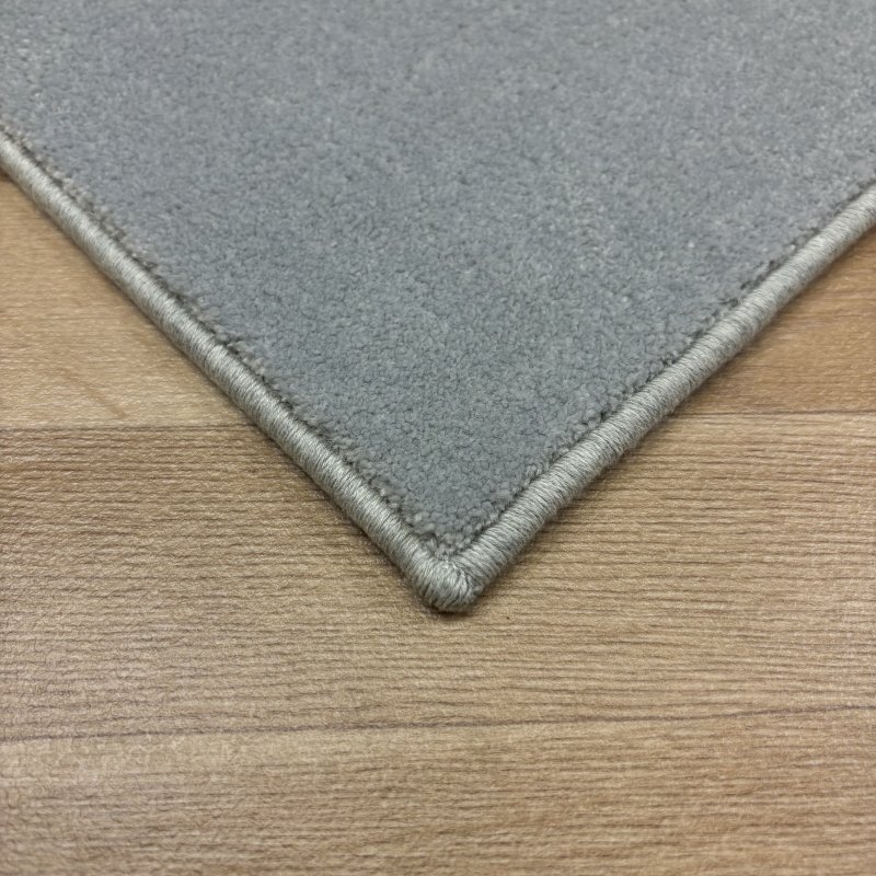 Tapis sur mesure très doux gris clair effet viscose 100% polyamide