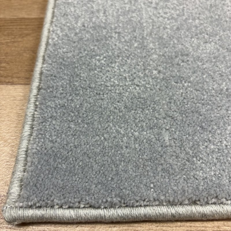 Tapis sur mesure très doux gris clair effet viscose 100% polyamide