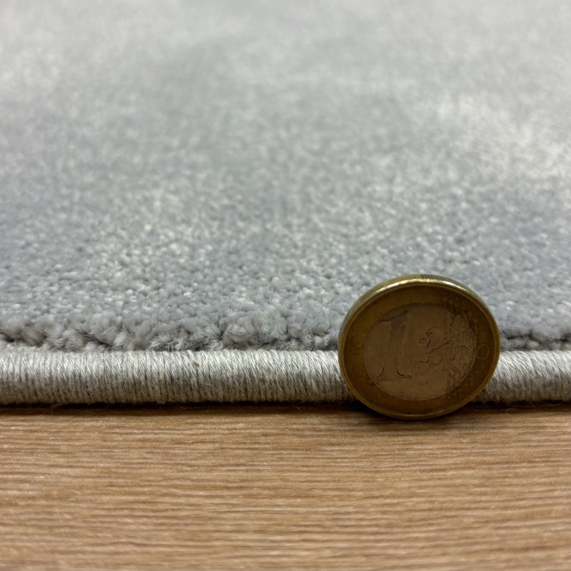 Tapis sur mesure très doux rond gris clair effet viscose en polyamide
