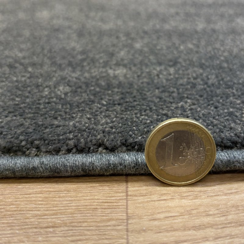 Tapis sur mesure très doux rond gris anthracite effet viscose en polyamide