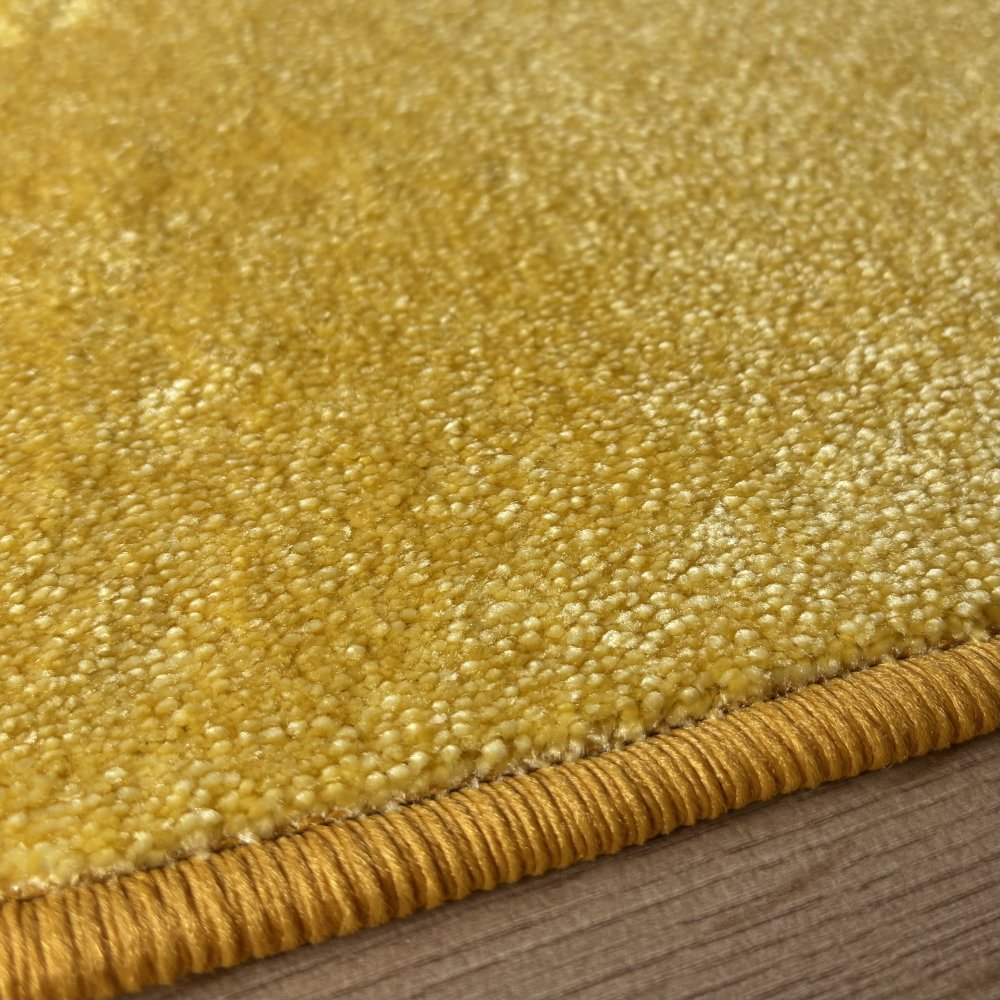 Tapis sur mesure jaune en polyamide doux avec effet viscose par Vorwerk