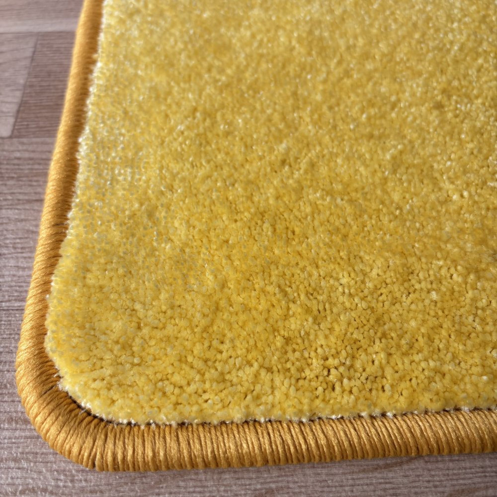 Tapis sur mesure jaune en polyamide doux avec effet viscose par Vorwerk