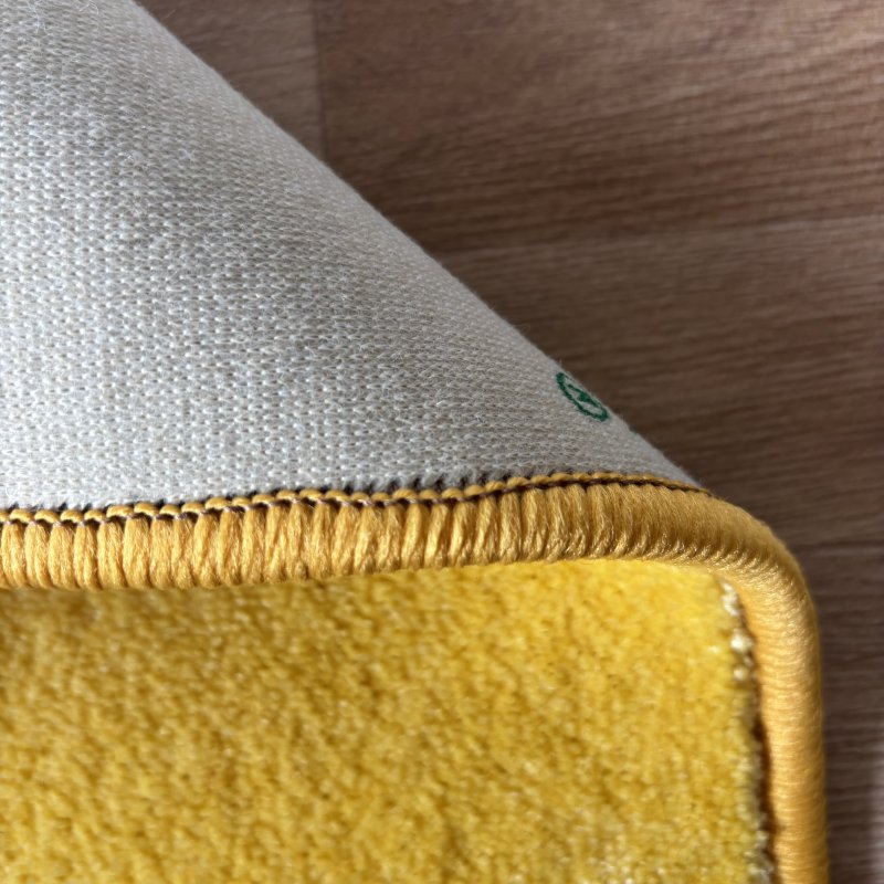 Tapis sur mesure jaune en polyamide doux avec effet viscose par Vorwerk