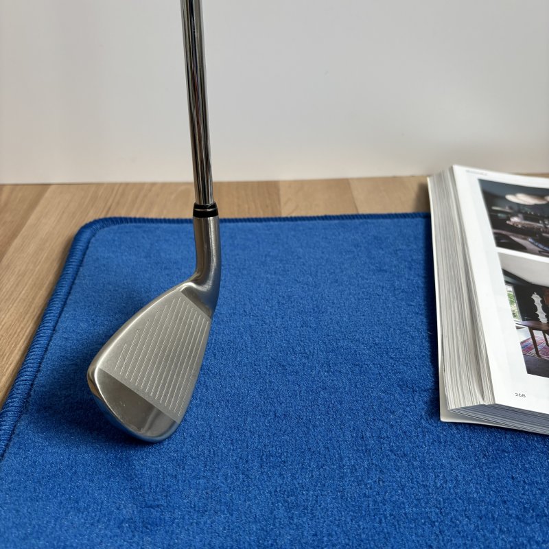 Echantillon du tapis sur mesure en polyamide finition surjet ton sur ton Vorwerk