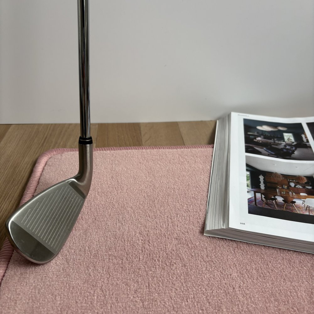 Echantillon du tapis sur mesure en polyamide finition surjet ton sur ton Vorwerk