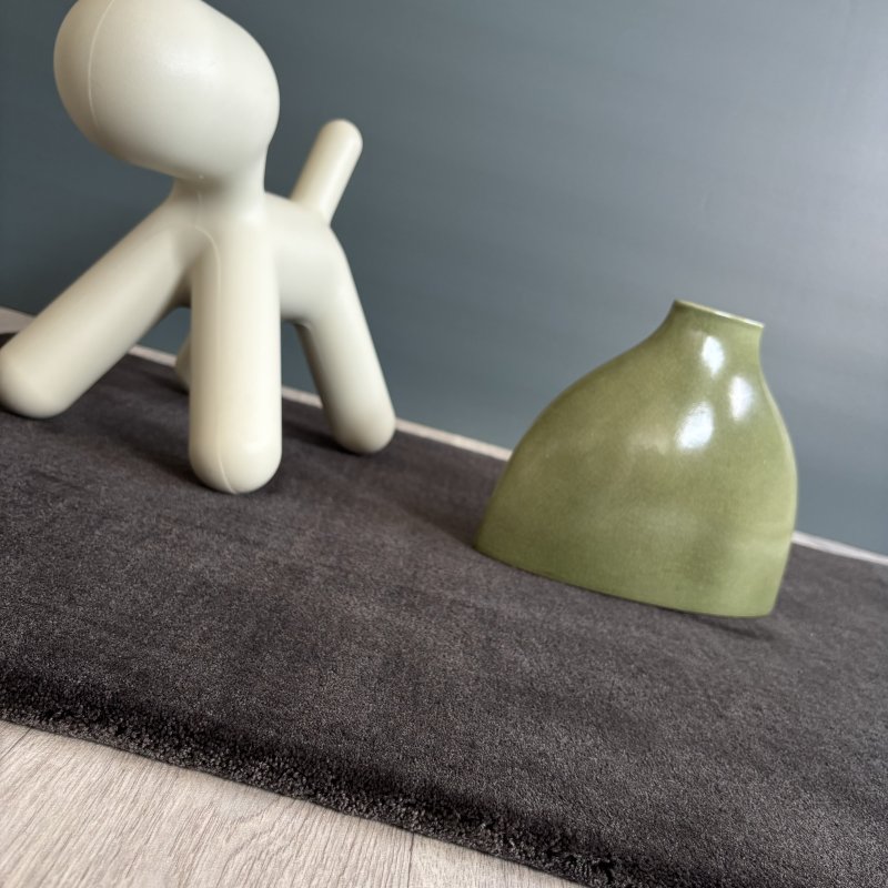 Tapis de de luxe design anthracite sur mesure aspect viscose finition repli