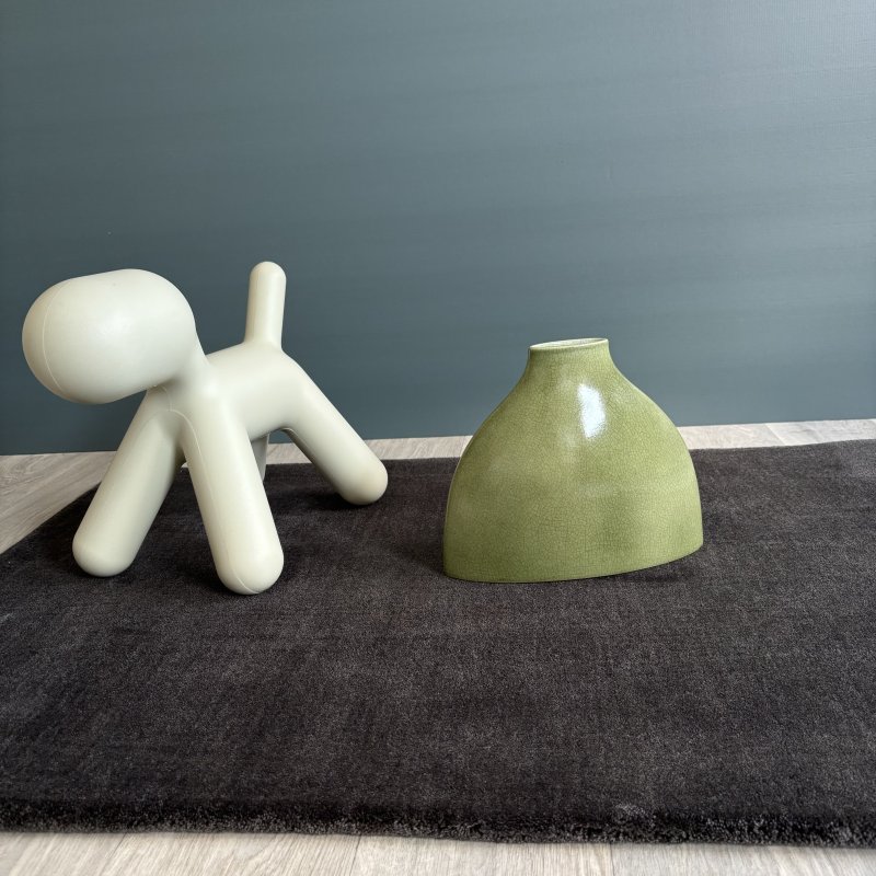 Tapis de de luxe design anthracite sur mesure aspect viscose finition repli