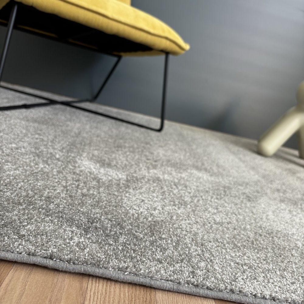 Tapis sur mesure gris clair 100% polyester par Inspiration Luxe