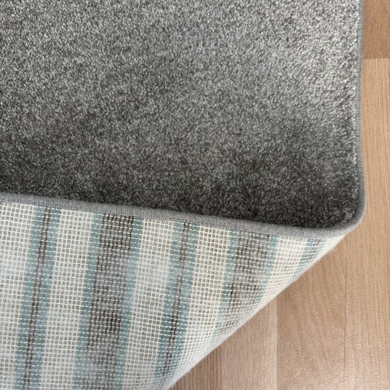 Tapis sur mesure gris clair 100% polyester par Inspiration Luxe