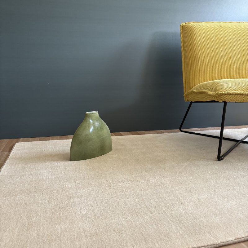 Tapis de de luxe design ivoire sur mesure aspect viscose finition surjet