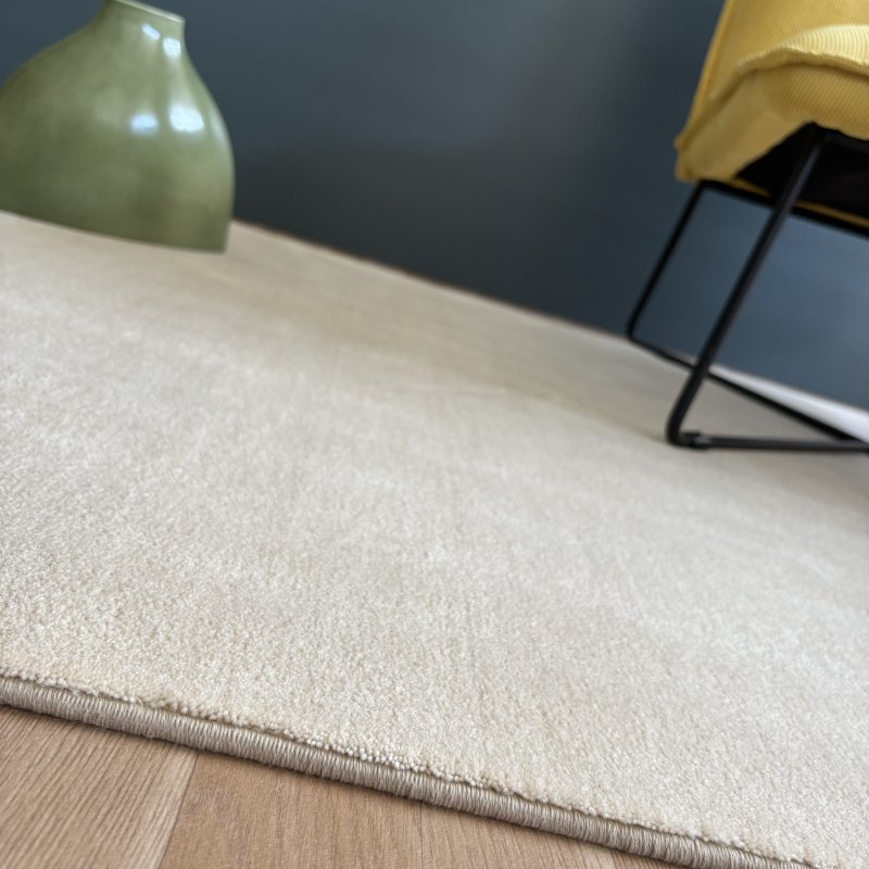 Tapis de de luxe design ivoire sur mesure aspect viscose finition surjet
