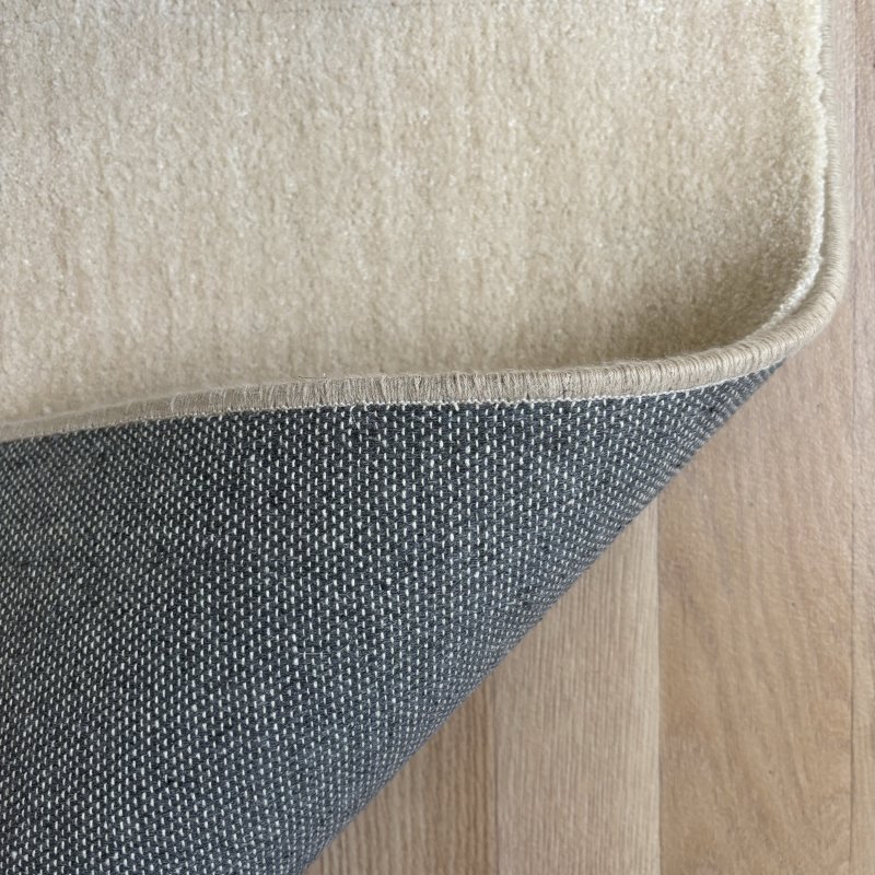 Tapis de de luxe design ivoire sur mesure aspect viscose finition surjet